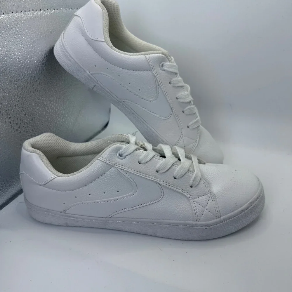 The Children's Place Sneakers White Casual Everyday Shoes Size 6